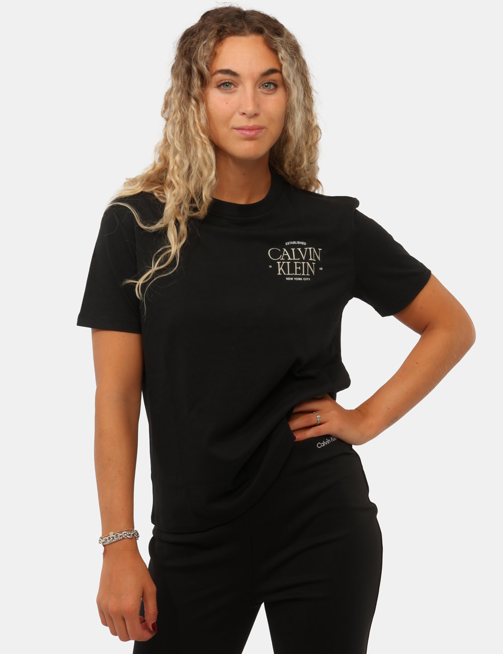 LV047G836G_UB1_AI26_1 T-shirt Calvin Klein Nera - T-shirt CALVIN KLEIN Nera da donna La T-shirt CALVIN KLEIN Nera è un capo essenziale pensato per