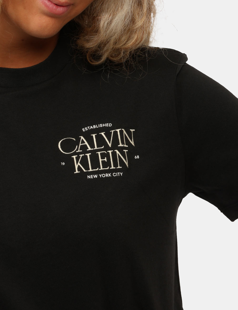 LV047G836G_UB1_AI26_4 T-shirt Calvin Klein Nera - T-shirt CALVIN KLEIN Nera da donna La T-shirt CALVIN KLEIN Nera è un capo essenziale pensato per