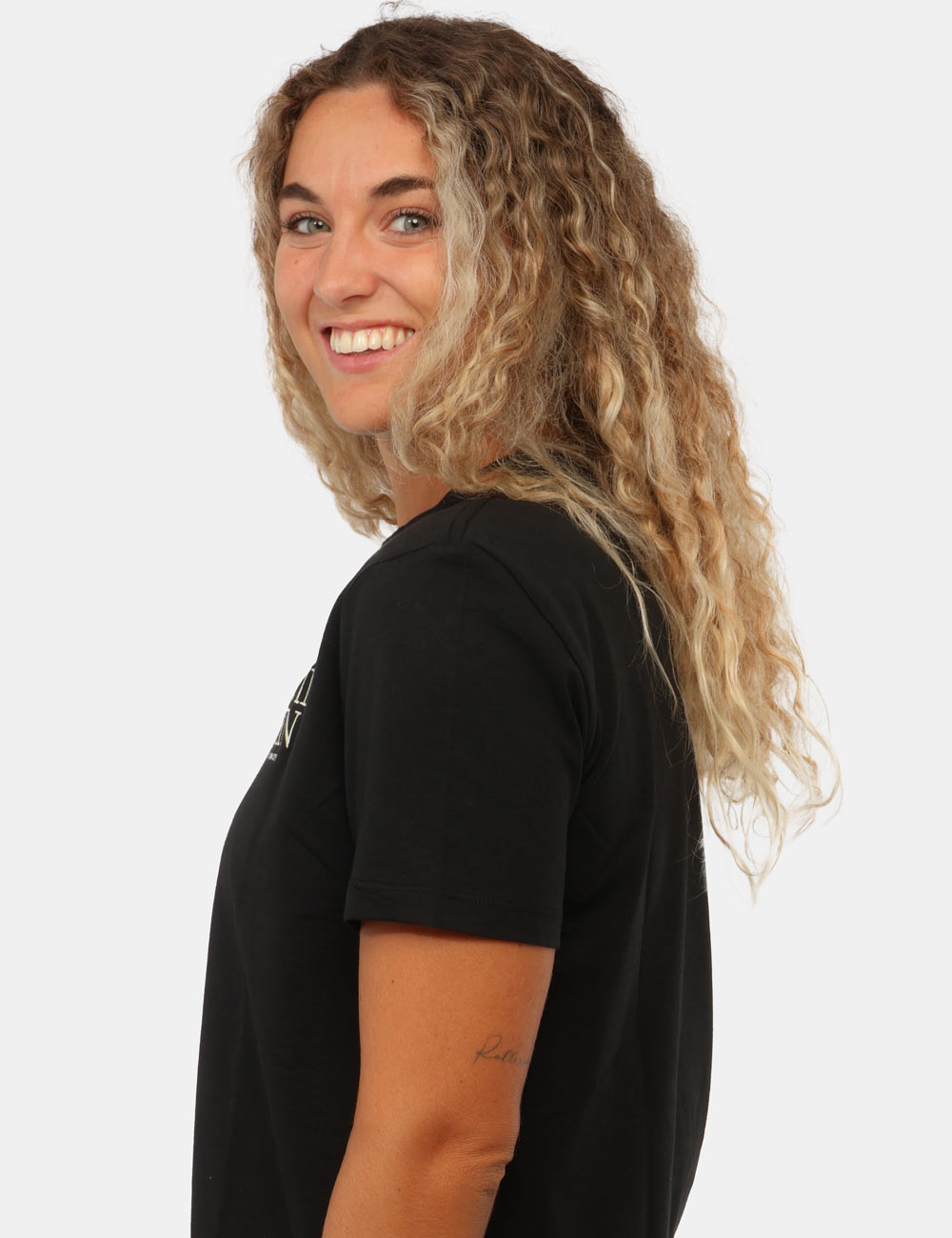 LV047G836G_UB1_AI26_5 T-shirt Calvin Klein Nera - T-shirt CALVIN KLEIN Nera da donna La T-shirt CALVIN KLEIN Nera è un capo essenziale pensato per
