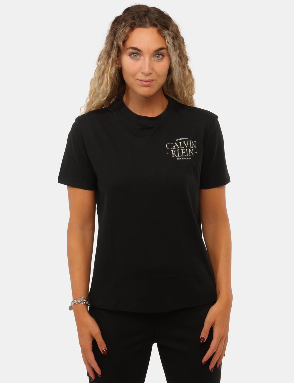LV047G836G_UB1_AI26_6 T-shirt Calvin Klein Nera - T-shirt CALVIN KLEIN Nera da donna La T-shirt CALVIN KLEIN Nera è un capo essenziale pensato per