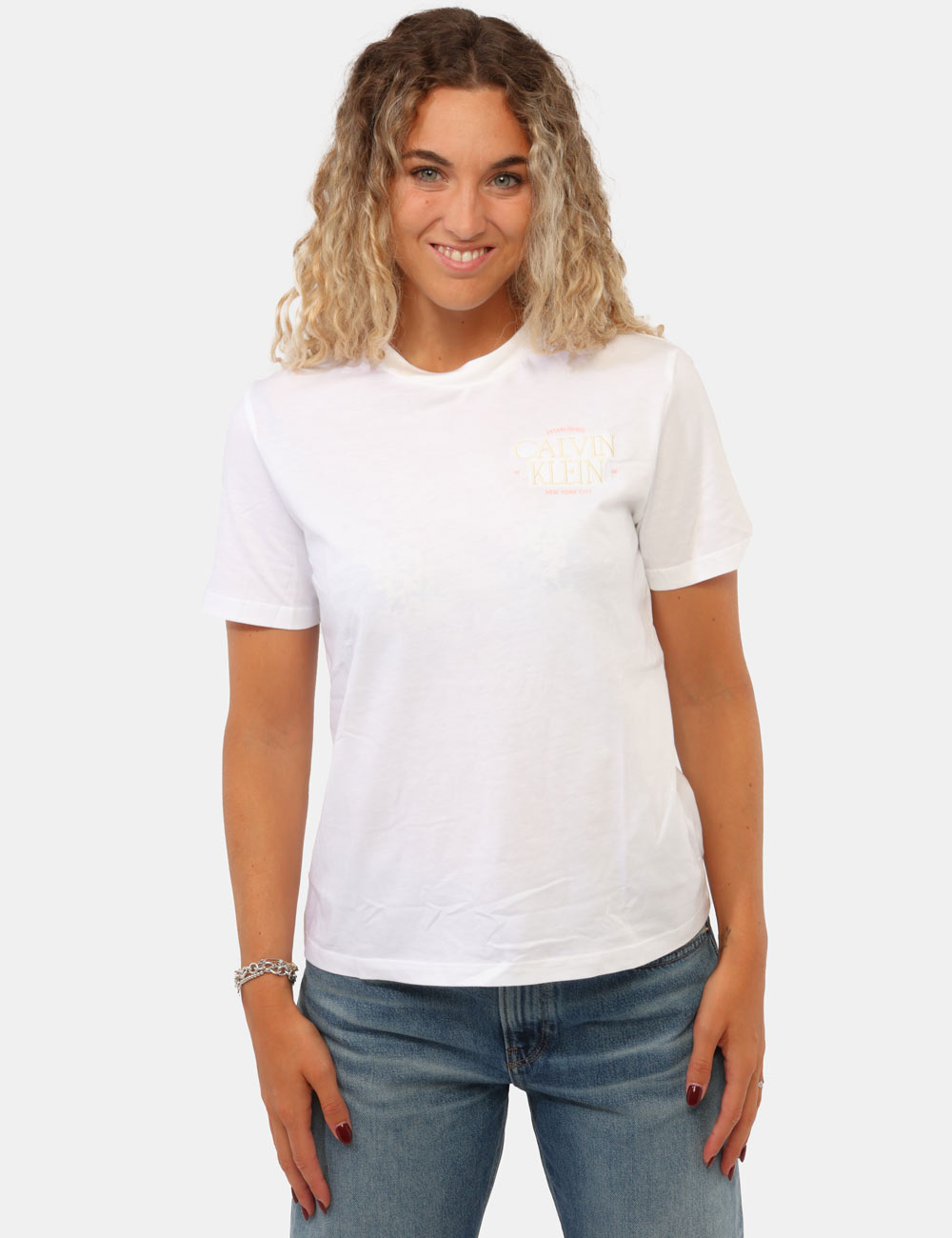 LV047G836G_YAF_AI26_1 T-shirt Calvin Klein Bianca - T-shirt CALVIN KLEIN Bianca da donna La T-shirt CALVIN KLEIN Bianca è il capo perfetto per chi