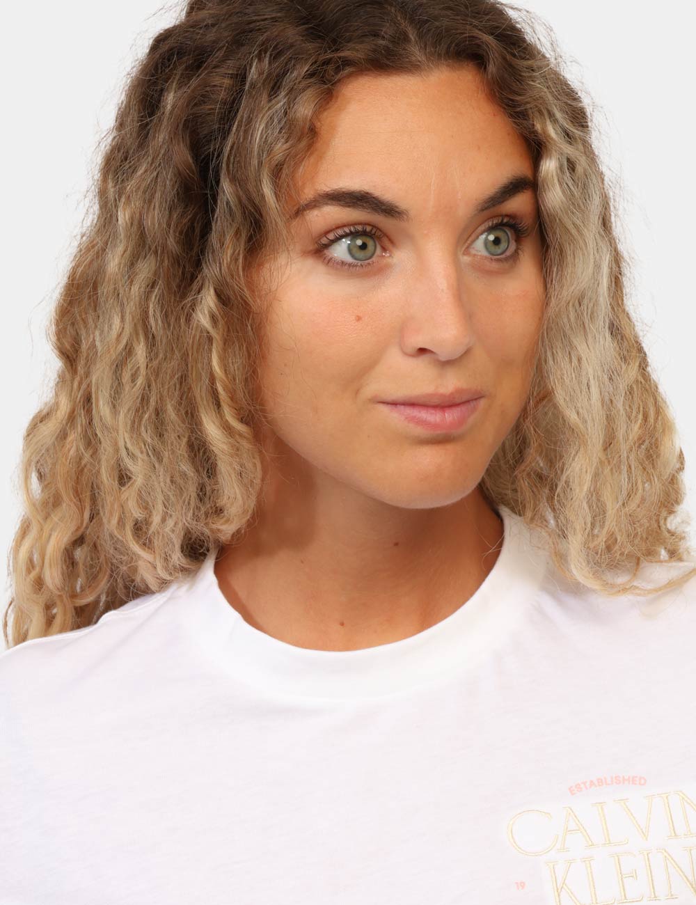 LV047G836G_YAF_AI26_3 T-shirt Calvin Klein Bianca - T-shirt CALVIN KLEIN Bianca da donna La T-shirt CALVIN KLEIN Bianca è il capo perfetto per chi