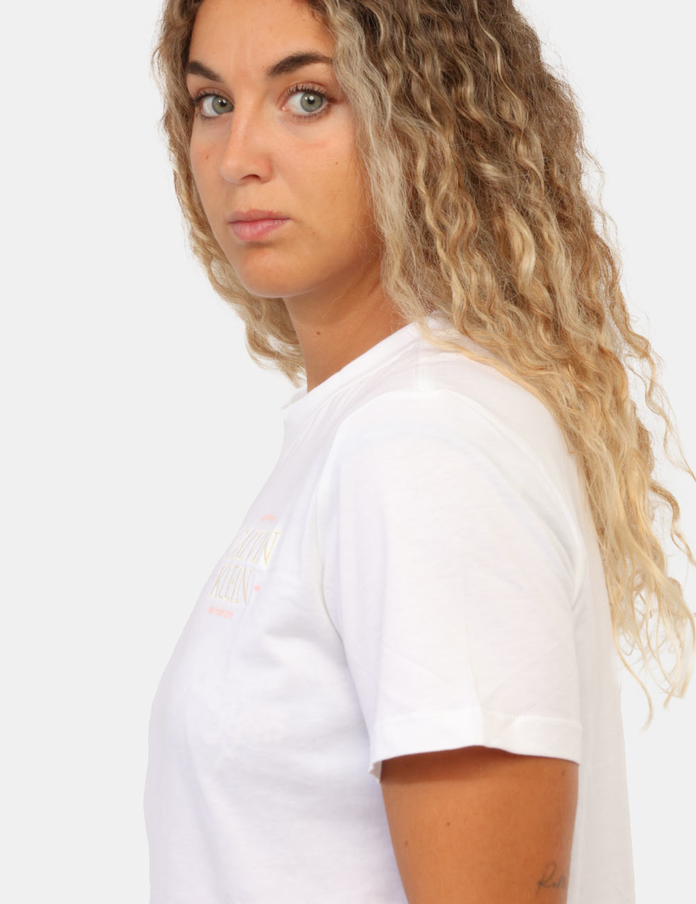 LV047G836G_YAF_AI26_4 T-shirt Calvin Klein Bianca - T-shirt CALVIN KLEIN Bianca da donna La T-shirt CALVIN KLEIN Bianca è il capo perfetto per chi