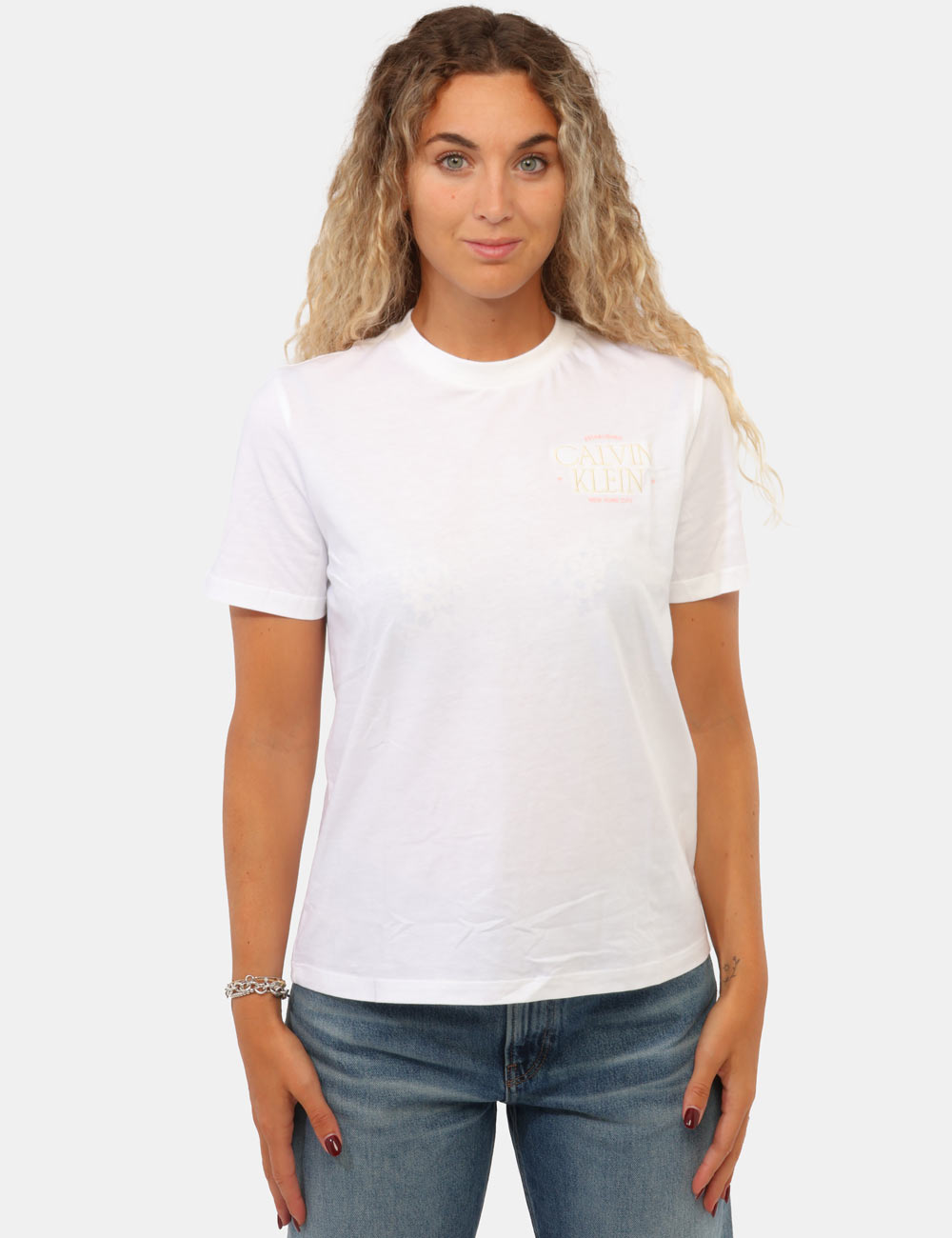 LV047G836G_YAF_AI26_5 T-shirt Calvin Klein Bianca - T-shirt CALVIN KLEIN Bianca da donna La T-shirt CALVIN KLEIN Bianca è il capo perfetto per chi