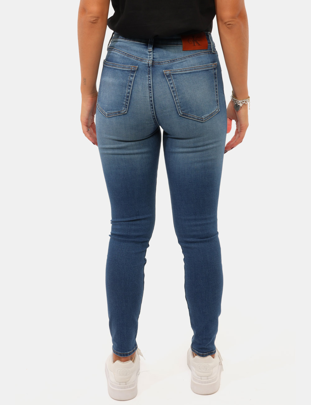 LV047G922G_3N9_AI26_2 Jeans Calvin Klein Azzurro - Jeans CALVIN KLEIN Azzurro da donna I Jeans CALVIN KLEIN Azzurro sono il capo ideale per chi de