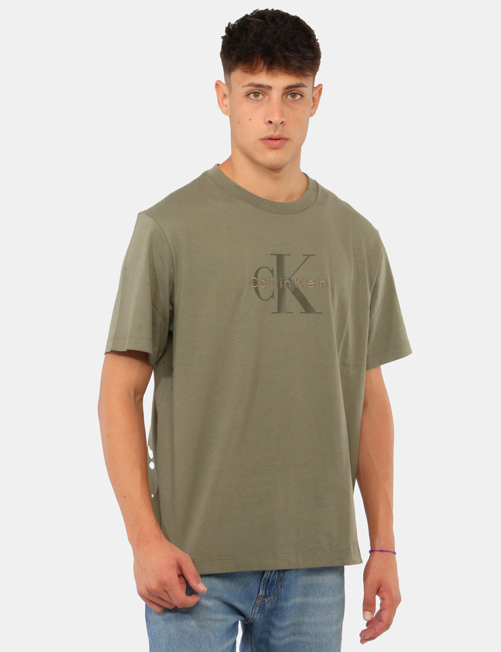 LV04RB862G_LDY_AI26_1 T-shirt Calvin Klein Verde - T-shirt CALVIN KLEIN Verde da uomo La T-shirt CALVIN KLEIN Verde è il capo ideale per chi ama u