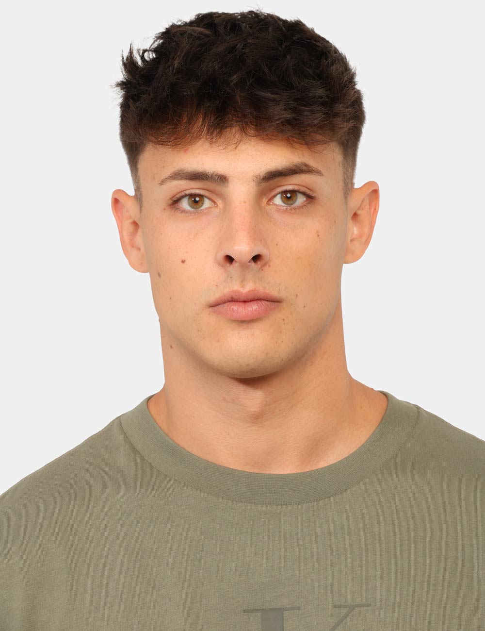 LV04RB862G_LDY_AI26_3 T-shirt Calvin Klein Verde - T-shirt CALVIN KLEIN Verde da uomo La T-shirt CALVIN KLEIN Verde è il capo ideale per chi ama u