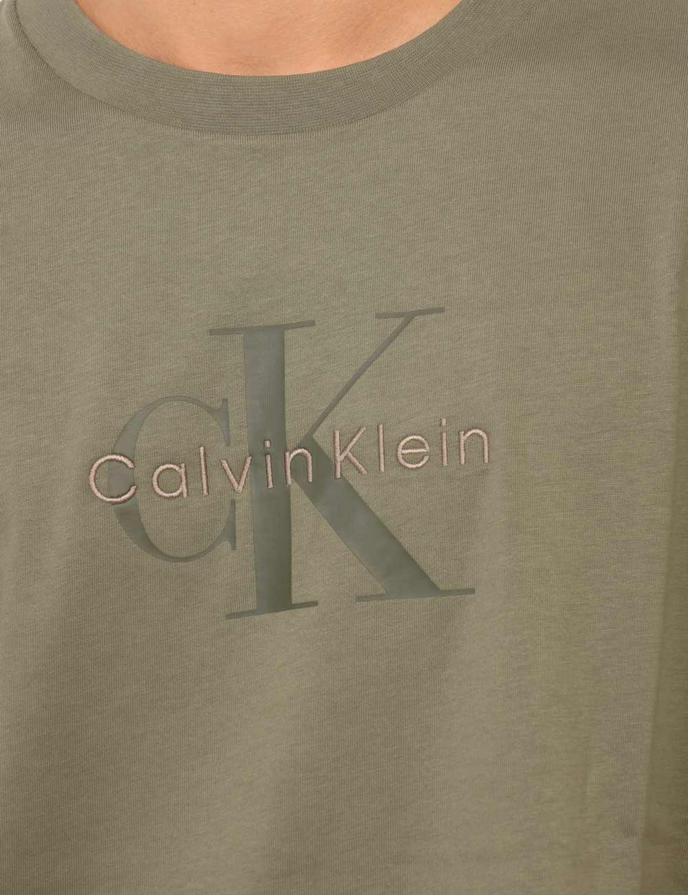 LV04RB862G_LDY_AI26_4 T-shirt Calvin Klein Verde - T-shirt CALVIN KLEIN Verde da uomo La T-shirt CALVIN KLEIN Verde è il capo ideale per chi ama u