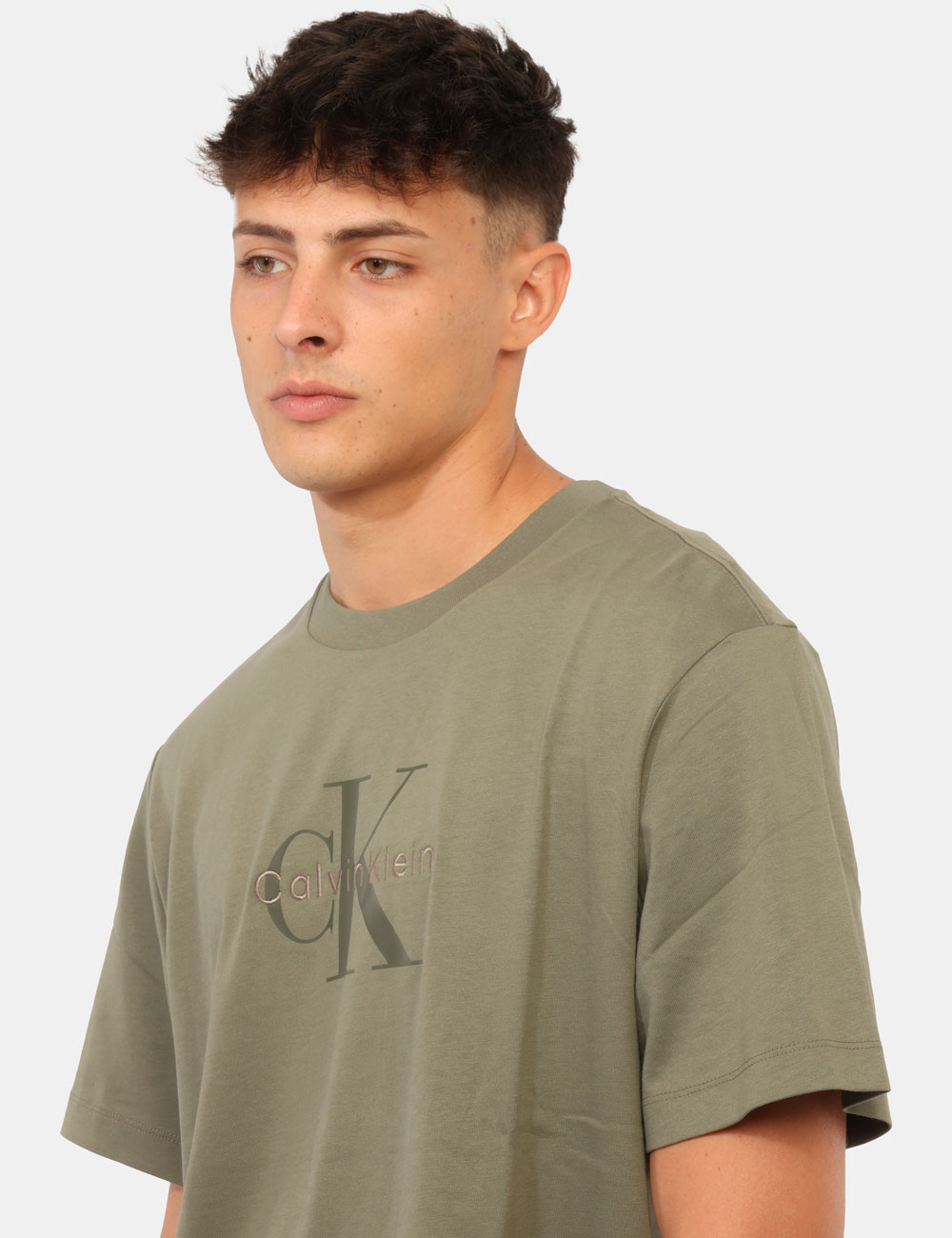 LV04RB862G_LDY_AI26_5 T-shirt Calvin Klein Verde - T-shirt CALVIN KLEIN Verde da uomo La T-shirt CALVIN KLEIN Verde è il capo ideale per chi ama u