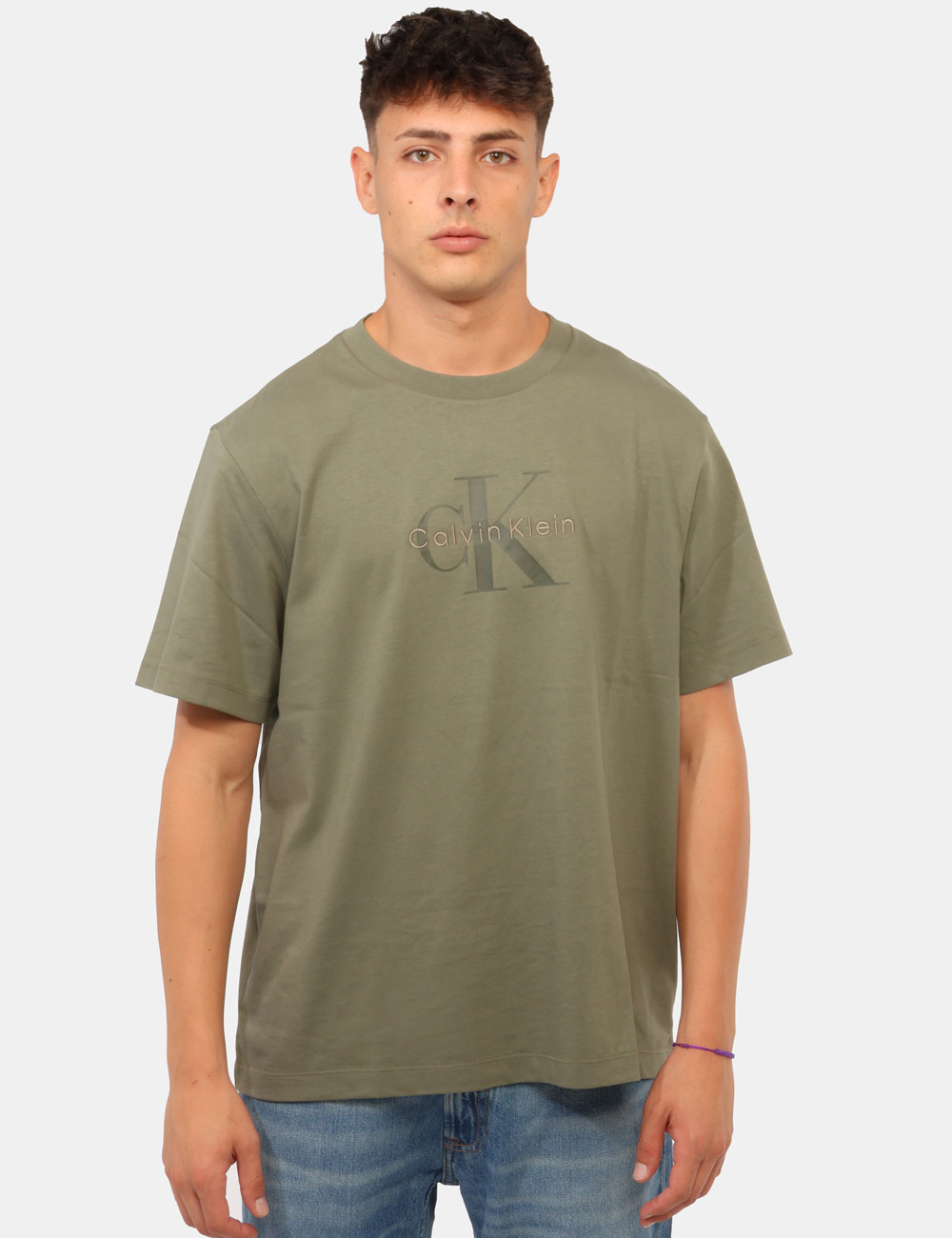 LV04RB862G_LDY_AI26_6 T-shirt Calvin Klein Verde - T-shirt CALVIN KLEIN Verde da uomo La T-shirt CALVIN KLEIN Verde è il capo ideale per chi ama u