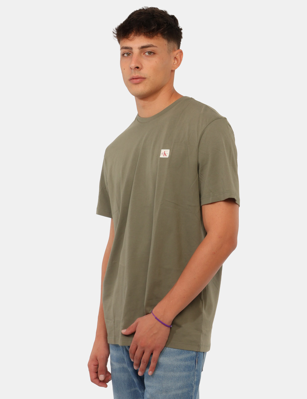 LV04RC272G_LDY_AI26_1 T-shirt Calvin Klein Verde - T-shirt CALVIN KLEIN Verde da uomo La T-shirt CALVIN KLEIN Verde è un capo versatile pensato pe