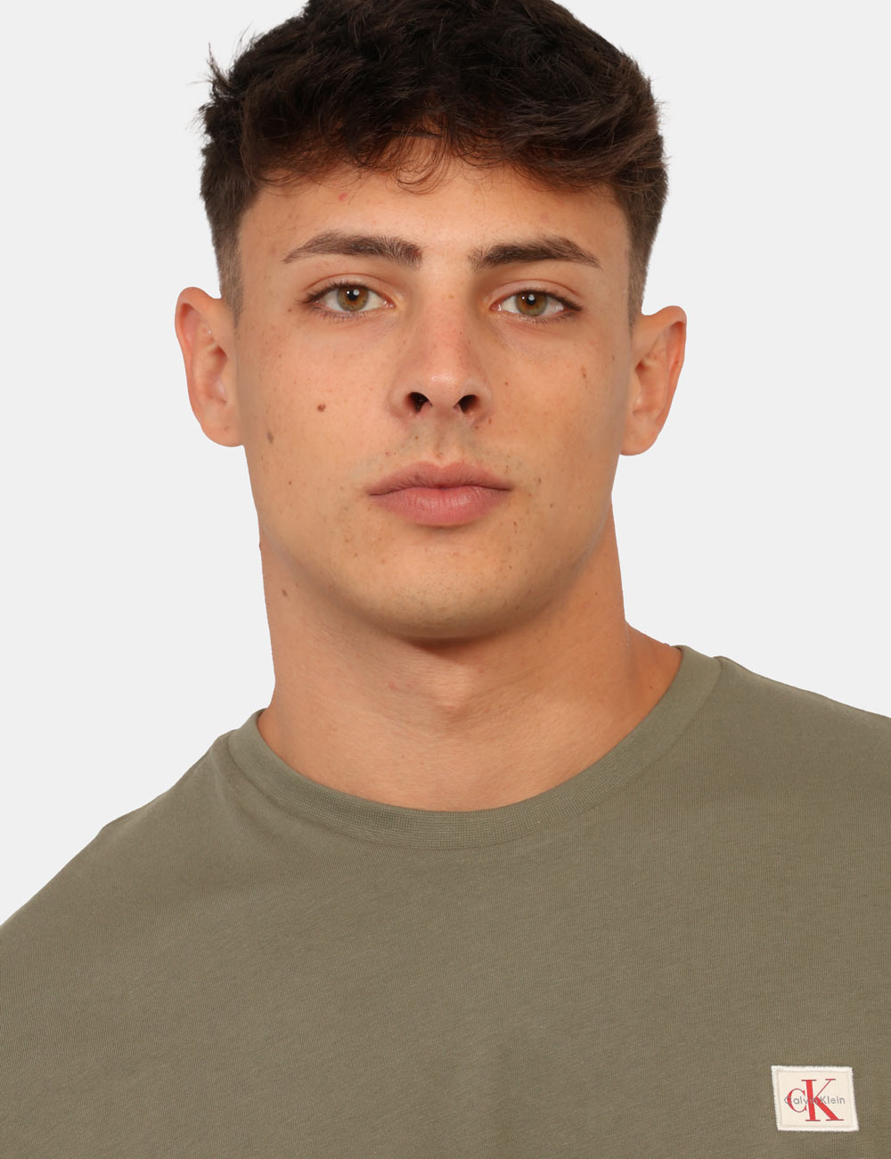 LV04RC272G_LDY_AI26_3 T-shirt Calvin Klein Verde - T-shirt CALVIN KLEIN Verde da uomo La T-shirt CALVIN KLEIN Verde è un capo versatile pensato pe