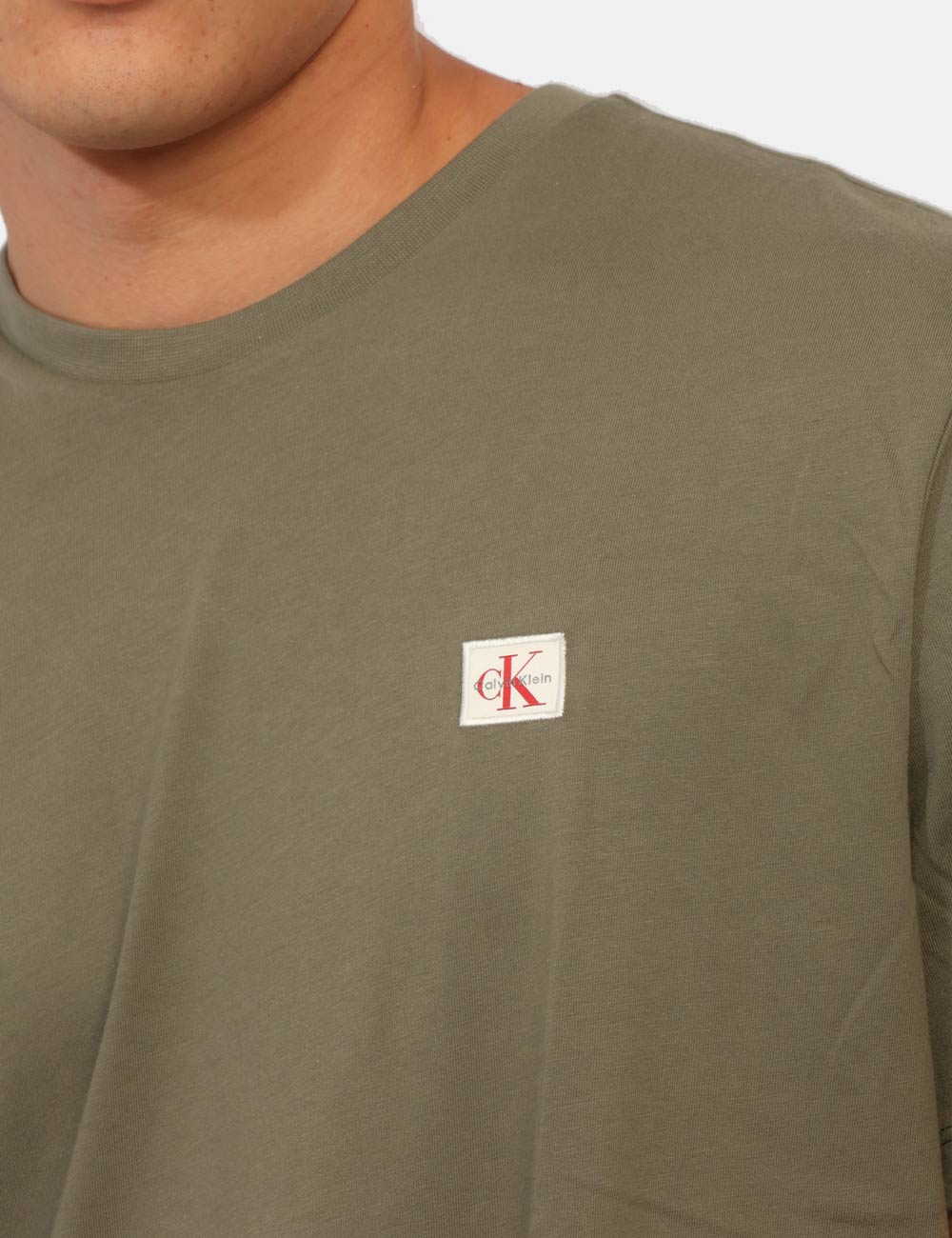 LV04RC272G_LDY_AI26_4 T-shirt Calvin Klein Verde - T-shirt CALVIN KLEIN Verde da uomo La T-shirt CALVIN KLEIN Verde è un capo versatile pensato pe
