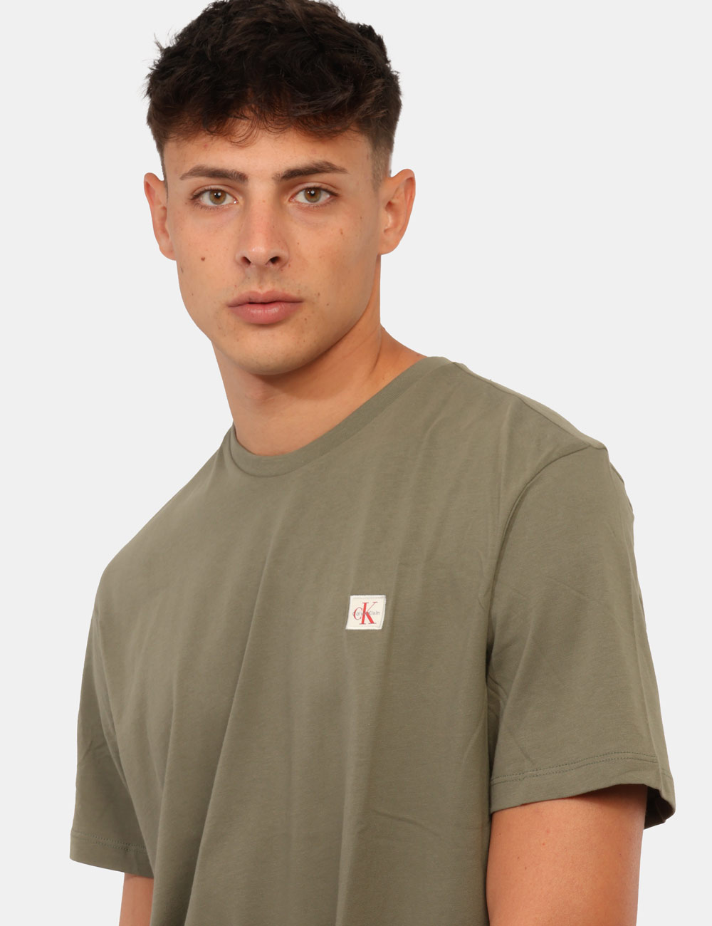 LV04RC272G_LDY_AI26_5 T-shirt Calvin Klein Verde - T-shirt CALVIN KLEIN Verde da uomo La T-shirt CALVIN KLEIN Verde è un capo versatile pensato pe