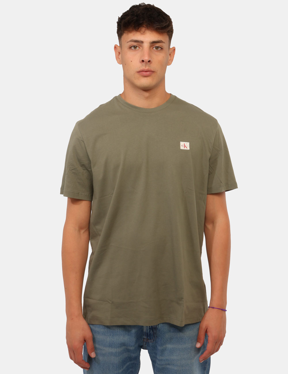 LV04RC272G_LDY_AI26_6 T-shirt Calvin Klein Verde - T-shirt CALVIN KLEIN Verde da uomo La T-shirt CALVIN KLEIN Verde è un capo versatile pensato pe