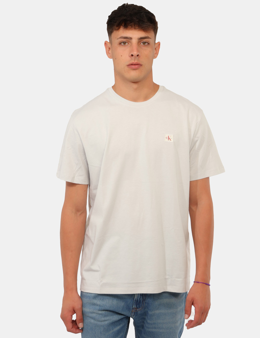 LV04RC272G_PSX_AI26_1 T-shirt Calvin Klein Grigia - T-shirt CALVIN KLEIN Grigia da uomoLa T-shirt CALVIN KLEIN Grigia è un capo indispensabile per