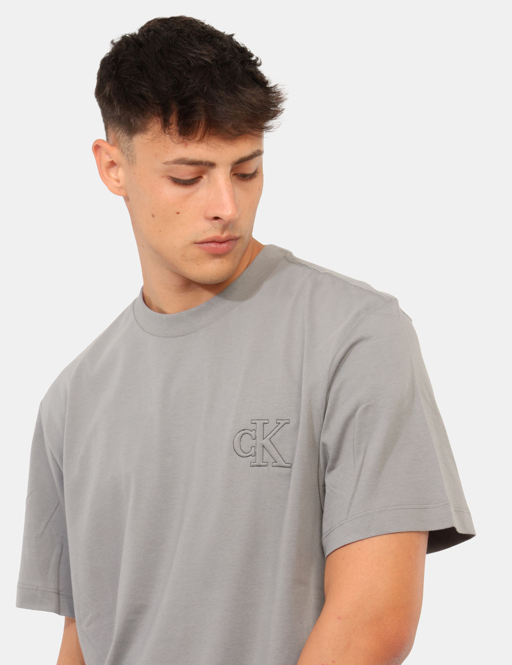 LV04RG220G_P87_AI26_5 T-shirt Calvin Klein Grigia - Camicia CALVIN KLEIN Azzurra da uomo La Camicia CALVIN KLEIN Azzurra è il capo ideale per chi