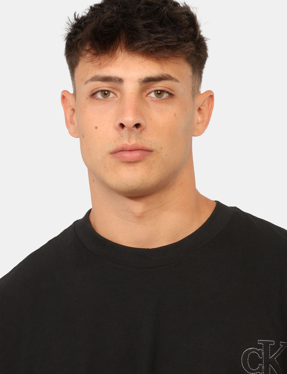 LV04RG220G_UB1_AI26_3 T-shirt Calvin Klein Nera - T-shirt CALVIN KLEIN Nera da uomo La T-shirt CALVIN KLEIN Nera è la scelta ideale per chi deside