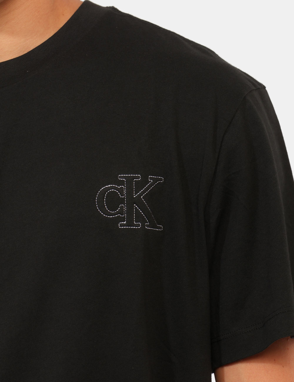 LV04RG220G_UB1_AI26_4 T-shirt Calvin Klein Nera - T-shirt CALVIN KLEIN Nera da uomo La T-shirt CALVIN KLEIN Nera è la scelta ideale per chi deside