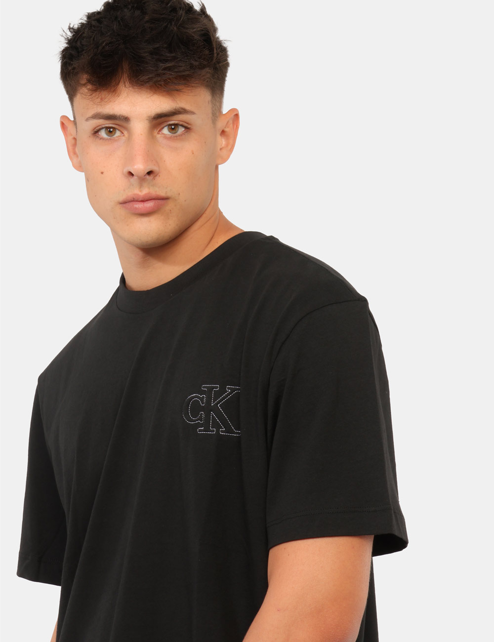LV04RG220G_UB1_AI26_5 T-shirt Calvin Klein Nera - T-shirt CALVIN KLEIN Nera da uomo La T-shirt CALVIN KLEIN Nera è la scelta ideale per chi deside