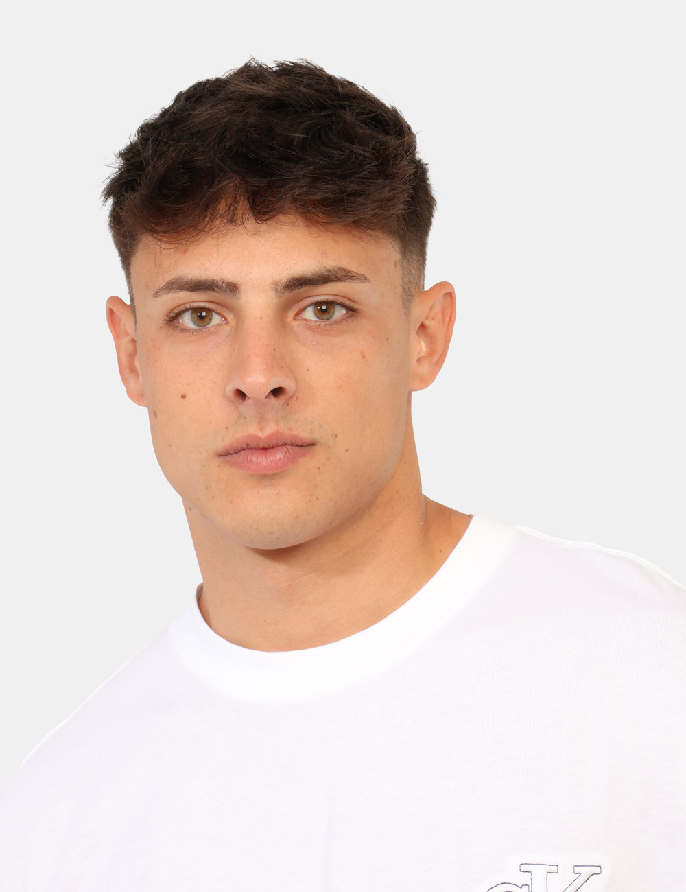 LV04RG220G_YAF_AI26_3 T-shirt Calvin Klein Bianca - T-shirt CALVIN KLEIN Bianca da uomo La T-shirt CALVIN KLEIN Bianca è un capo indispensabile pe
