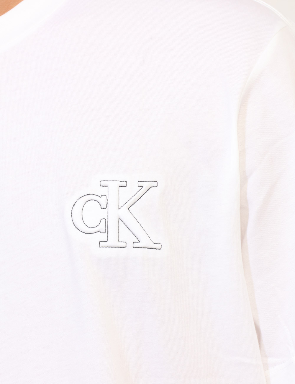 LV04RG220G_YAF_AI26_4 T-shirt Calvin Klein Bianca - T-shirt CALVIN KLEIN Bianca da uomo La T-shirt CALVIN KLEIN Bianca è un capo indispensabile pe