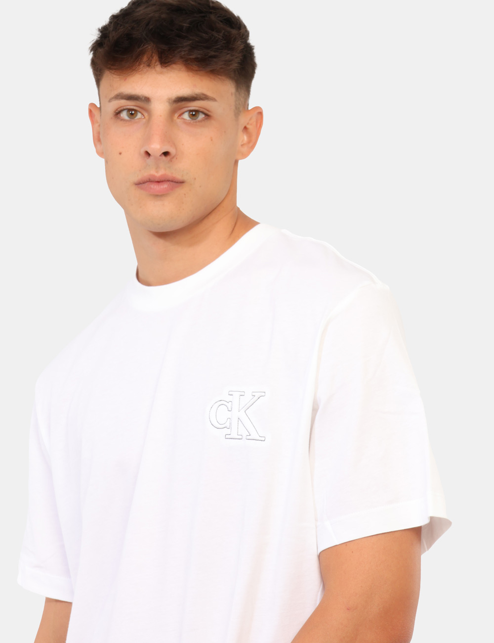 LV04RG220G_YAF_AI26_5 T-shirt Calvin Klein Bianca - T-shirt CALVIN KLEIN Bianca da uomo La T-shirt CALVIN KLEIN Bianca è un capo indispensabile pe