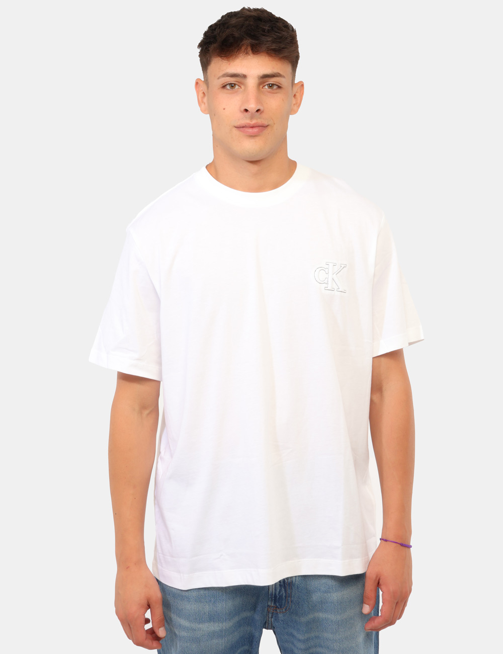 LV04RG220G_YAF_AI26_6 T-shirt Calvin Klein Bianca - T-shirt CALVIN KLEIN Bianca da uomo La T-shirt CALVIN KLEIN Bianca è un capo indispensabile pe