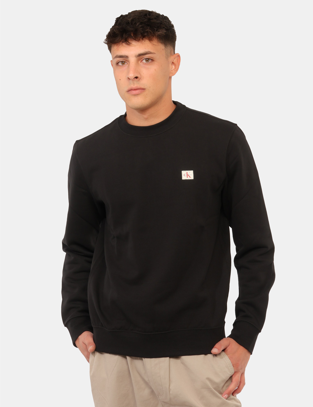 LV04RG268G_UB1_AI26_1 Felpa Calvin Klein Nera - Felpa CALVIN KLEIN Nera da uomo: essenzialità e comfort per la mezza stagione La Felpa CALVIN KLEI