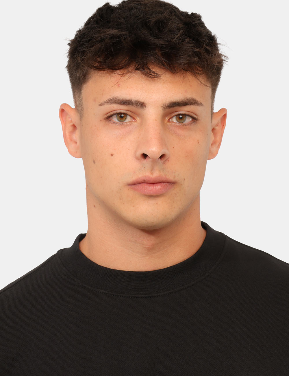 LV04RG268G_UB1_AI26_3 Felpa Calvin Klein Nera - Felpa CALVIN KLEIN Nera da uomo: essenzialità e comfort per la mezza stagione La Felpa CALVIN KLEI