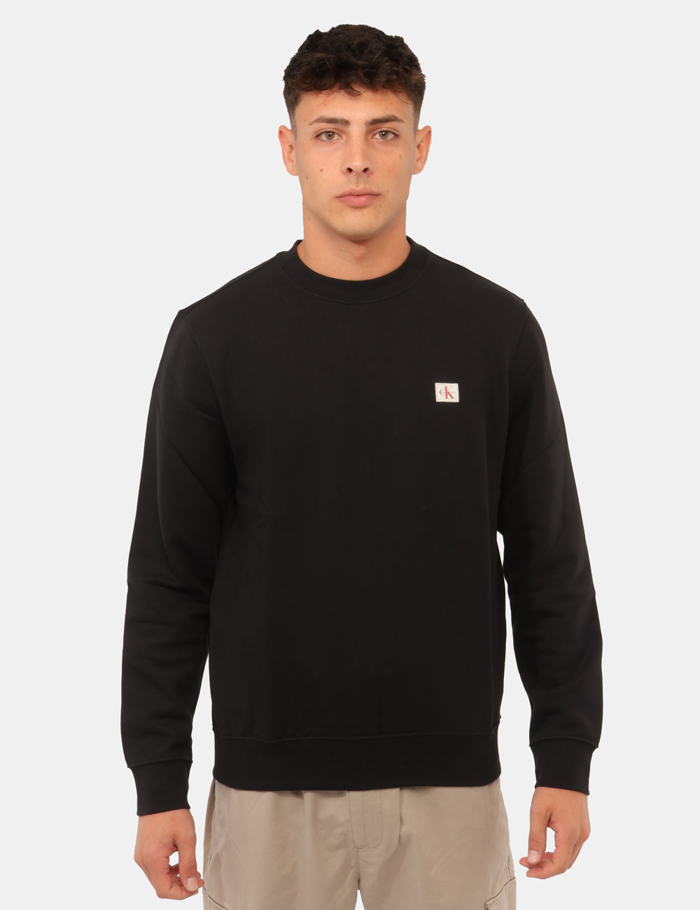 LV04RG268G_UB1_AI26_6 Felpa Calvin Klein Nera - Felpa CALVIN KLEIN Nera da uomo: essenzialità e comfort per la mezza stagione La Felpa CALVIN KLEI