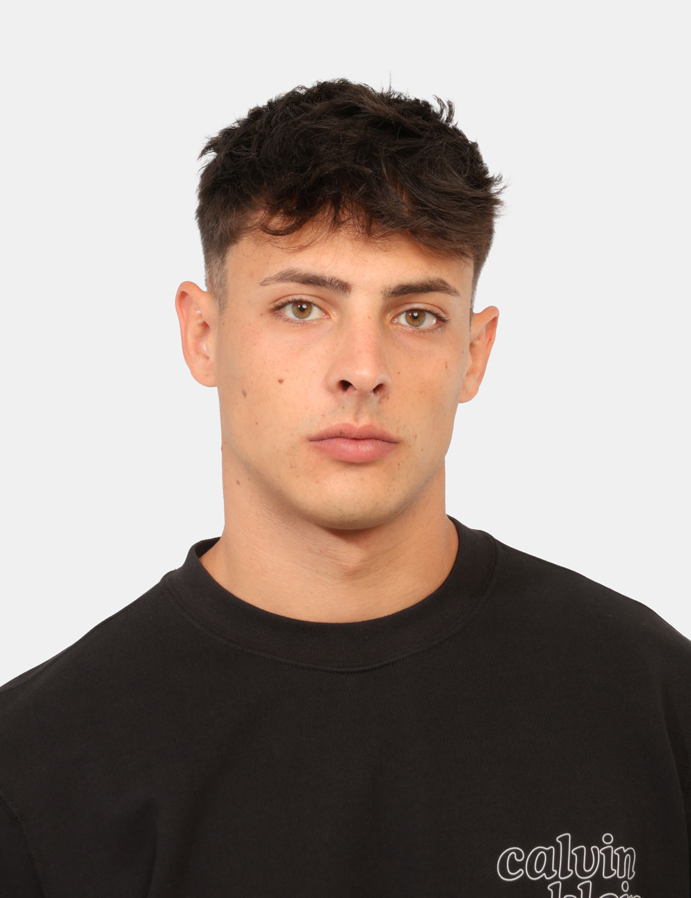LV04RG274G_UB1_AI26_3 Felpa Calvin Klein Nera - Felpa CALVIN KLEIN Nera da uomo: comfort essenziale con dettagli iconici La Felpa CALVIN KLEIN Ner