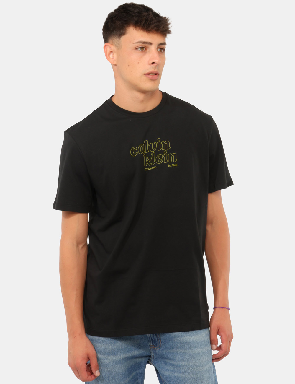 LV04RG807G_UB1_AI26_1 T-shirt Calvin Klein Nera - T-shirt CALVIN KLEIN Nera da uomo La T-shirt CALVIN KLEIN Nera è un capo indispensabile per chi