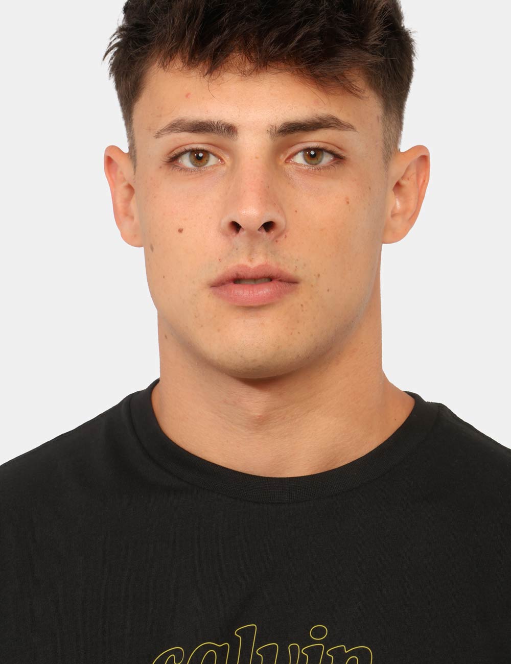 LV04RG807G_UB1_AI26_3 T-shirt Calvin Klein Nera - T-shirt CALVIN KLEIN Nera da uomo La T-shirt CALVIN KLEIN Nera è un capo indispensabile per chi
