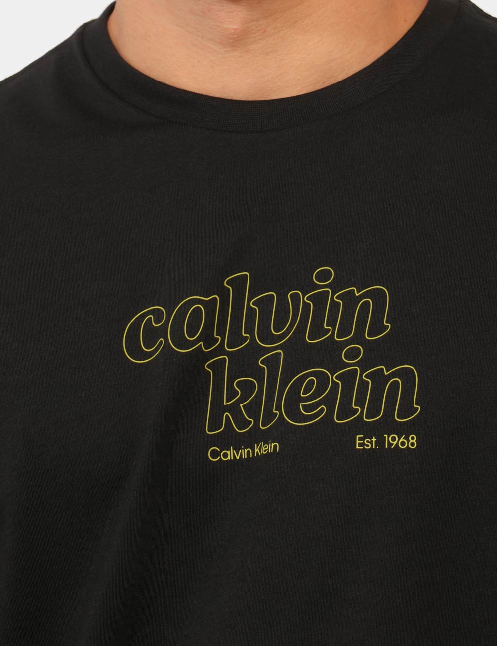 LV04RG807G_UB1_AI26_4 T-shirt Calvin Klein Nera - T-shirt CALVIN KLEIN Nera da uomo La T-shirt CALVIN KLEIN Nera è un capo indispensabile per chi