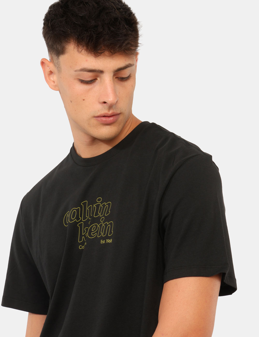 LV04RG807G_UB1_AI26_5 T-shirt Calvin Klein Nera - T-shirt CALVIN KLEIN Nera da uomo La T-shirt CALVIN KLEIN Nera è un capo indispensabile per chi