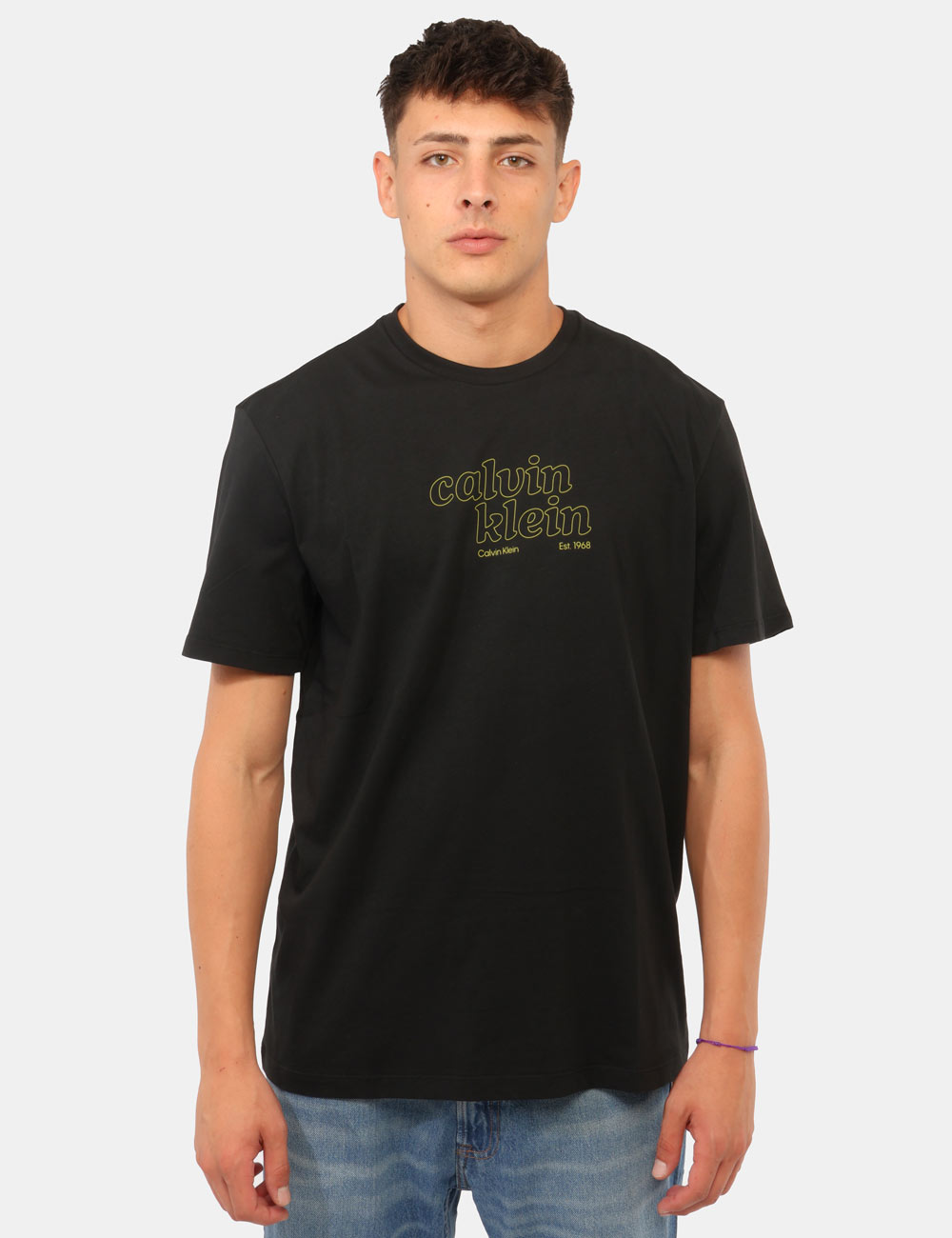 LV04RG807G_UB1_AI26_6 T-shirt Calvin Klein Nera - T-shirt CALVIN KLEIN Nera da uomo La T-shirt CALVIN KLEIN Nera è un capo indispensabile per chi