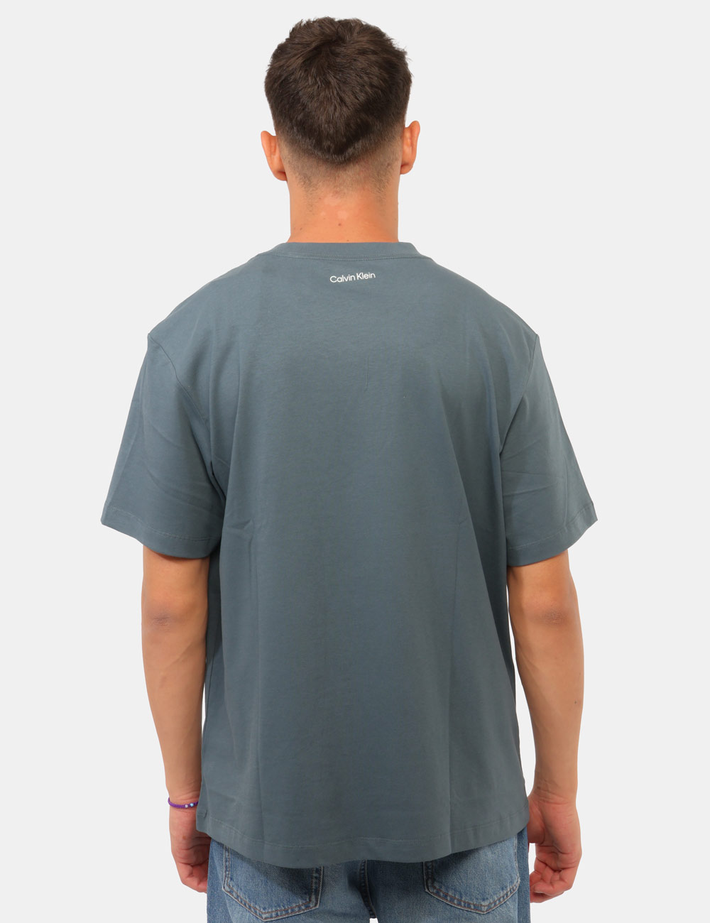 LV04RG815G_CEG_AI26_2 T-shirt Calvin Klein Azzurra - T-shirt CALVIN KLEIN Azzurra da uomo: freschezza e stile per ogni occasione La T-shirt CALVIN