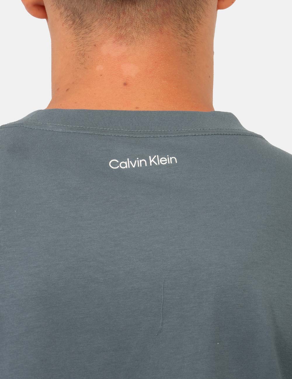 LV04RG815G_CEG_AI26_3 T-shirt Calvin Klein Azzurra - T-shirt CALVIN KLEIN Azzurra da uomo: freschezza e stile per ogni occasione La T-shirt CALVIN