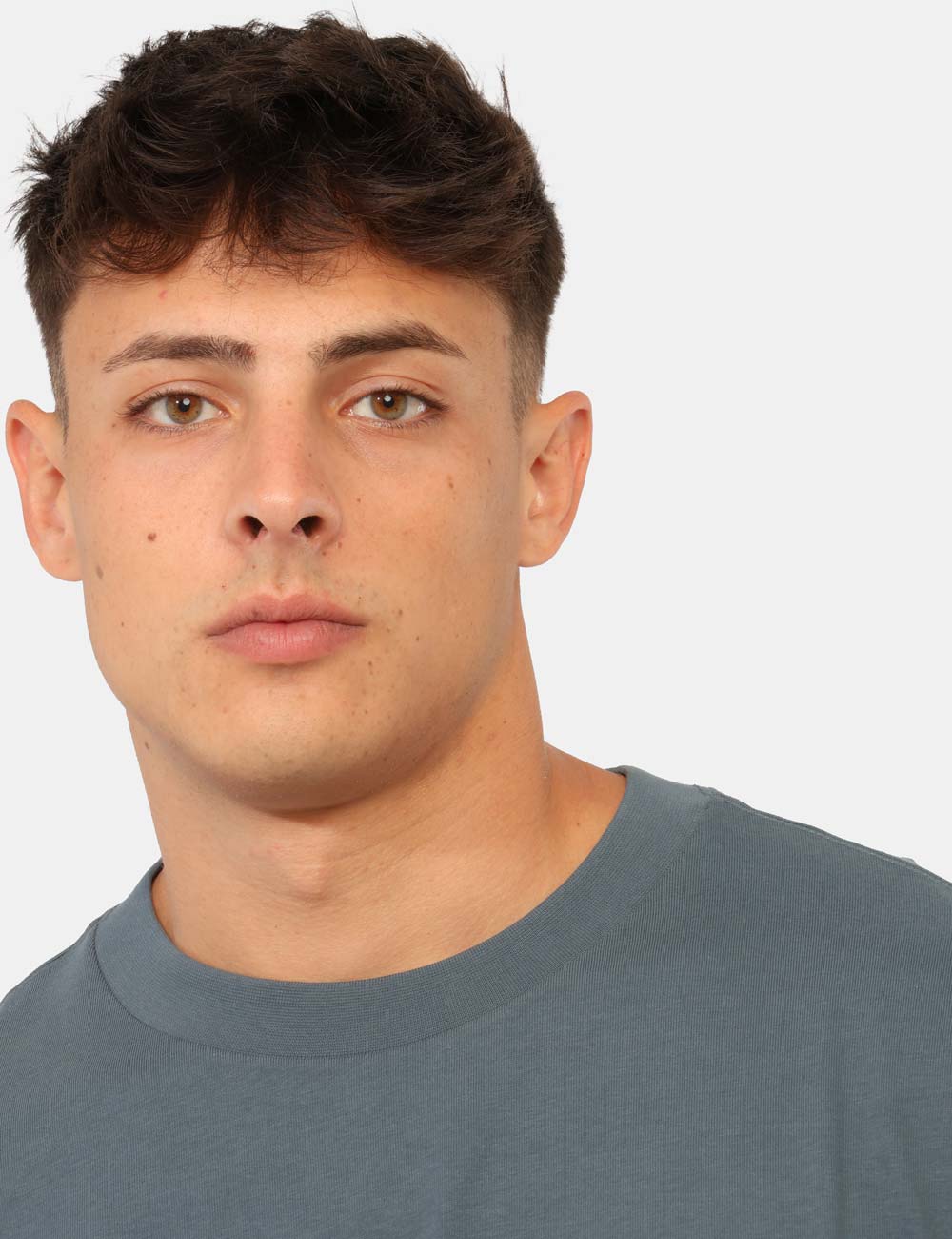 LV04RG815G_CEG_AI26_4 T-shirt Calvin Klein Azzurra - T-shirt CALVIN KLEIN Azzurra da uomo: freschezza e stile per ogni occasione La T-shirt CALVIN