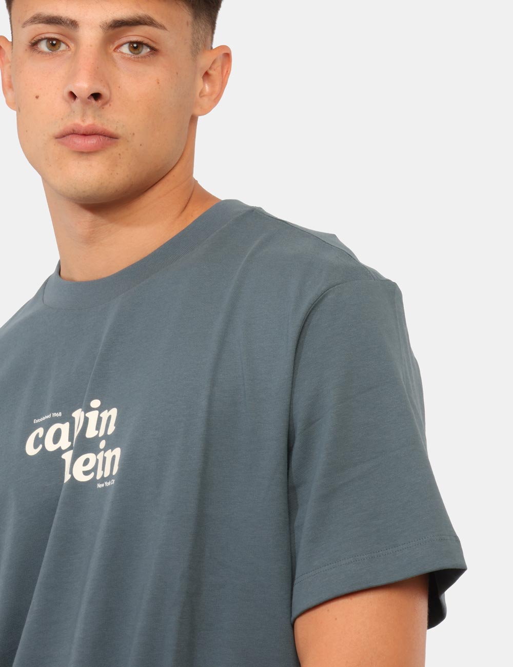 LV04RG815G_CEG_AI26_6 T-shirt Calvin Klein Azzurra - T-shirt CALVIN KLEIN Azzurra da uomo: freschezza e stile per ogni occasione La T-shirt CALVIN