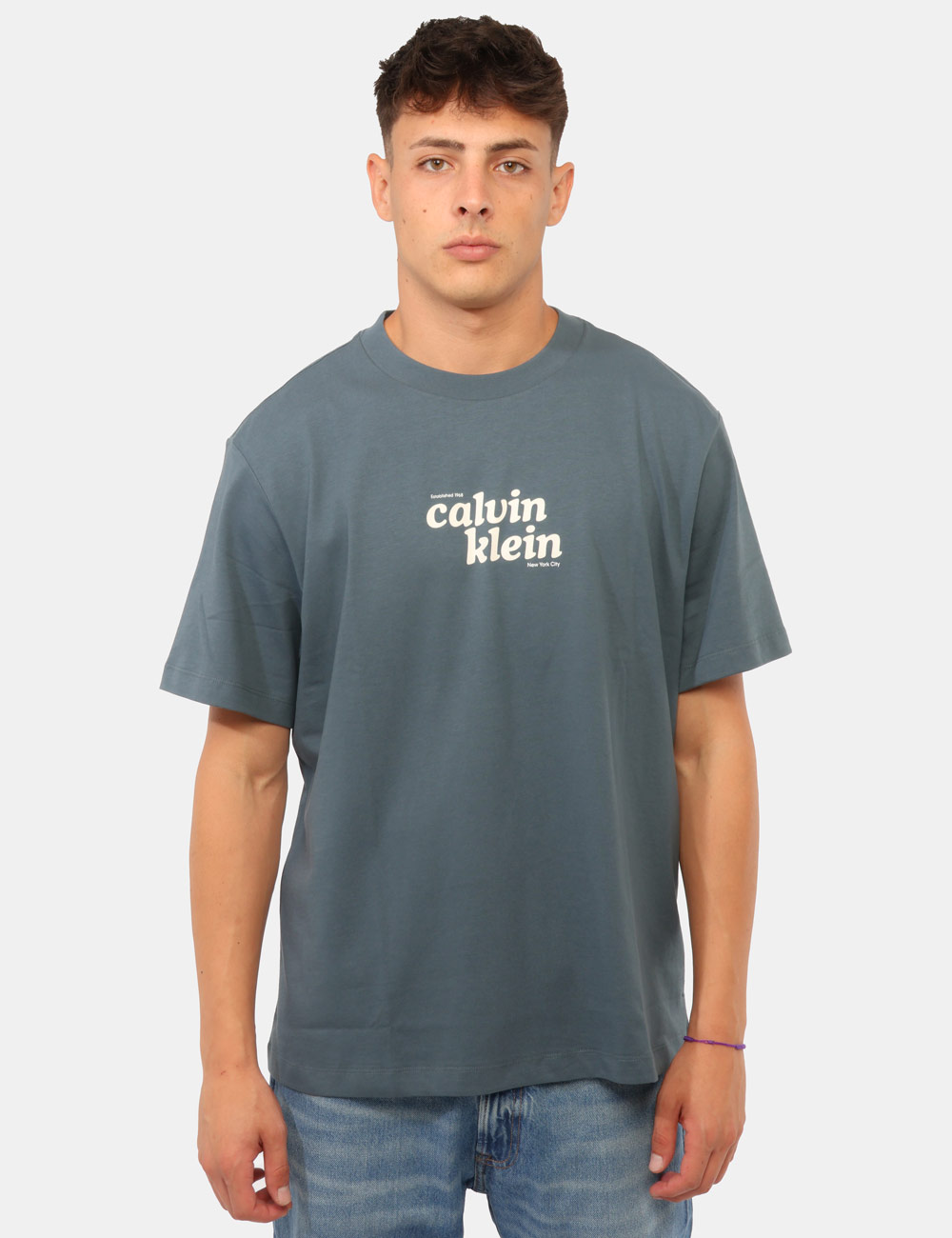 LV04RG815G_CEG_AI26_7 T-shirt Calvin Klein Azzurra - T-shirt CALVIN KLEIN Azzurra da uomo: freschezza e stile per ogni occasione La T-shirt CALVIN