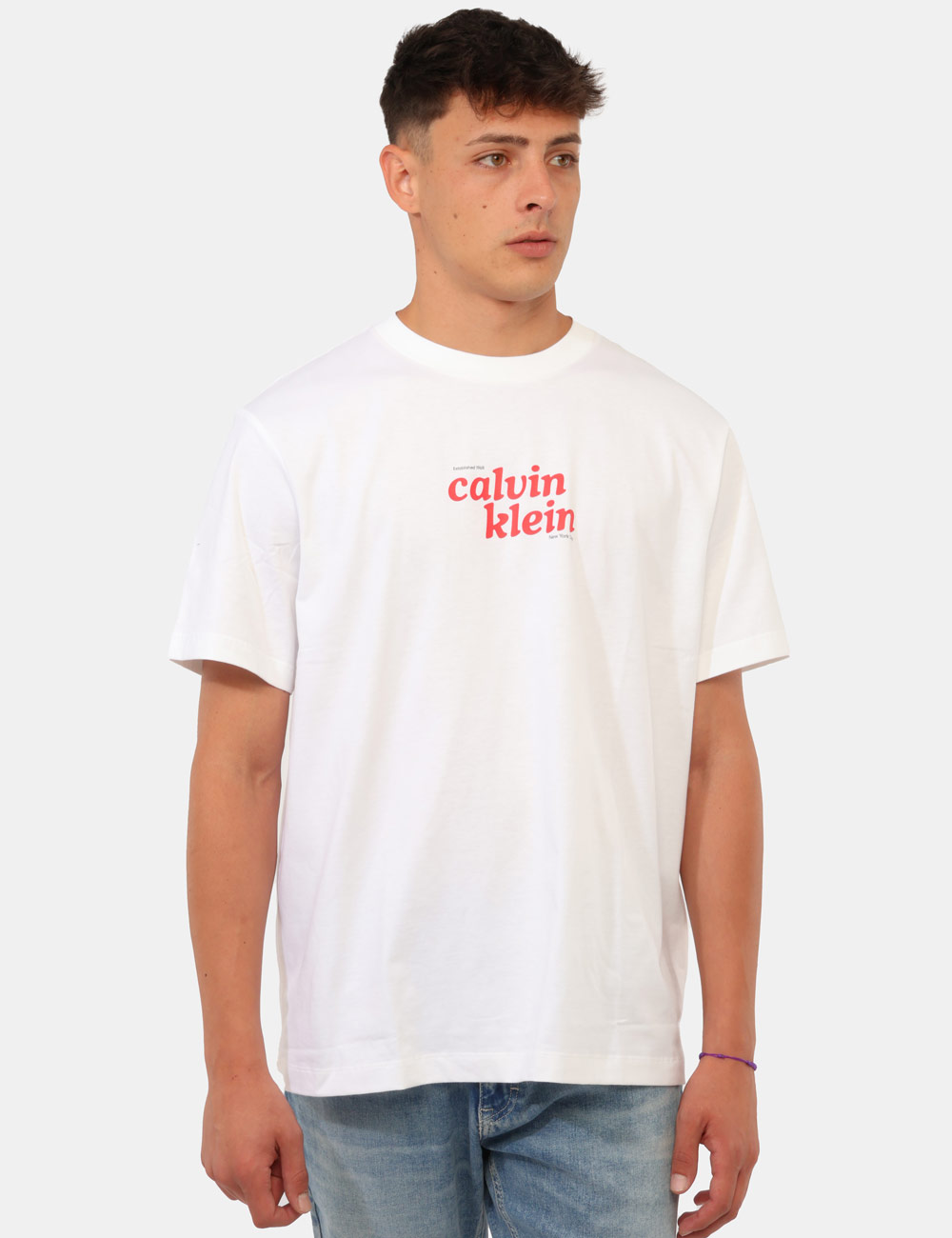 LV04RG815G_YAF_AI26_1 T-shirt Calvin Klein Bianca - T-shirt CALVIN KLEIN Bianca da uomo: essenzialità e stile in ogni stagione La T-shirt CALVIN K