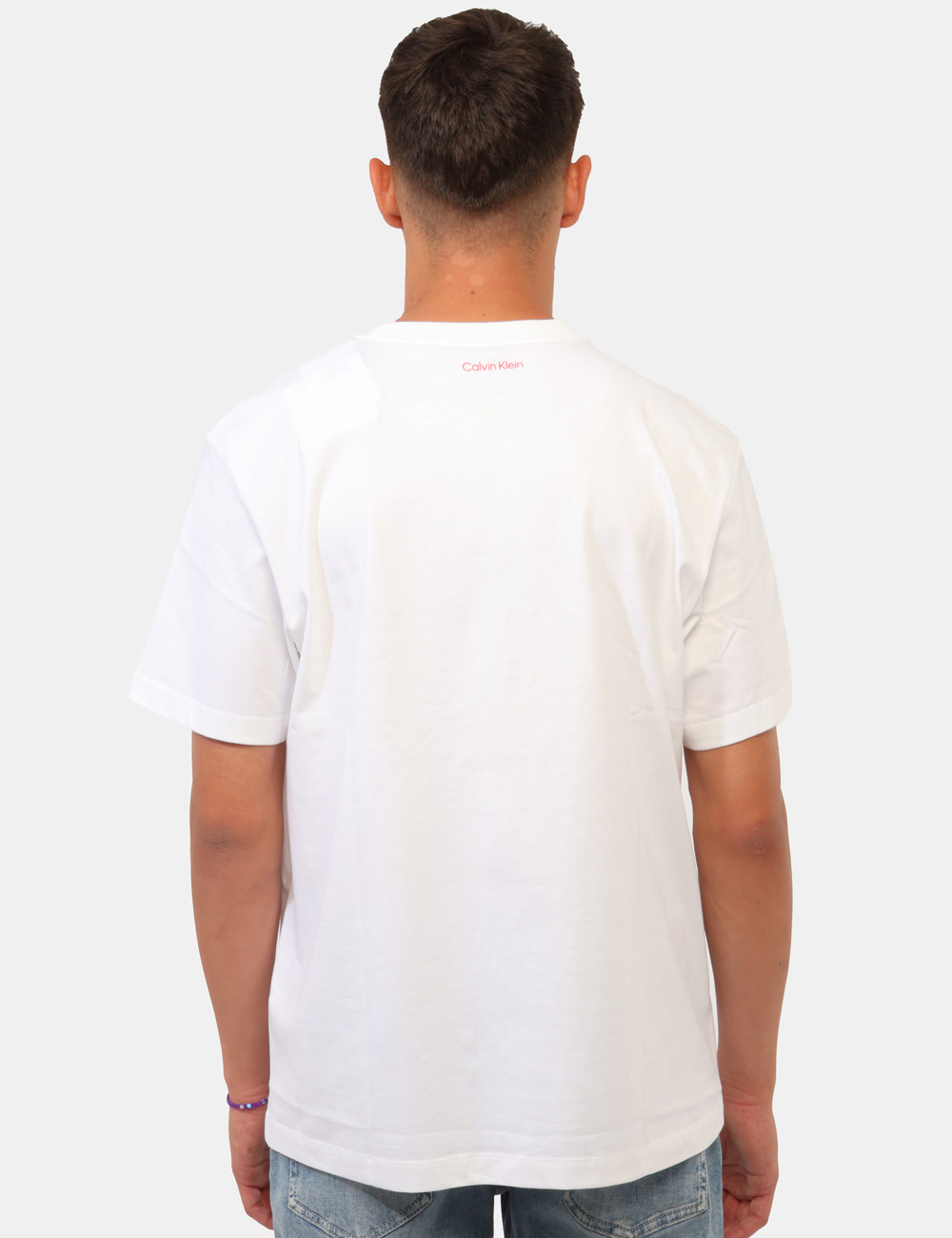 LV04RG815G_YAF_AI26_2 T-shirt Calvin Klein Bianca - T-shirt CALVIN KLEIN Bianca da uomo: essenzialità e stile in ogni stagione La T-shirt CALVIN K