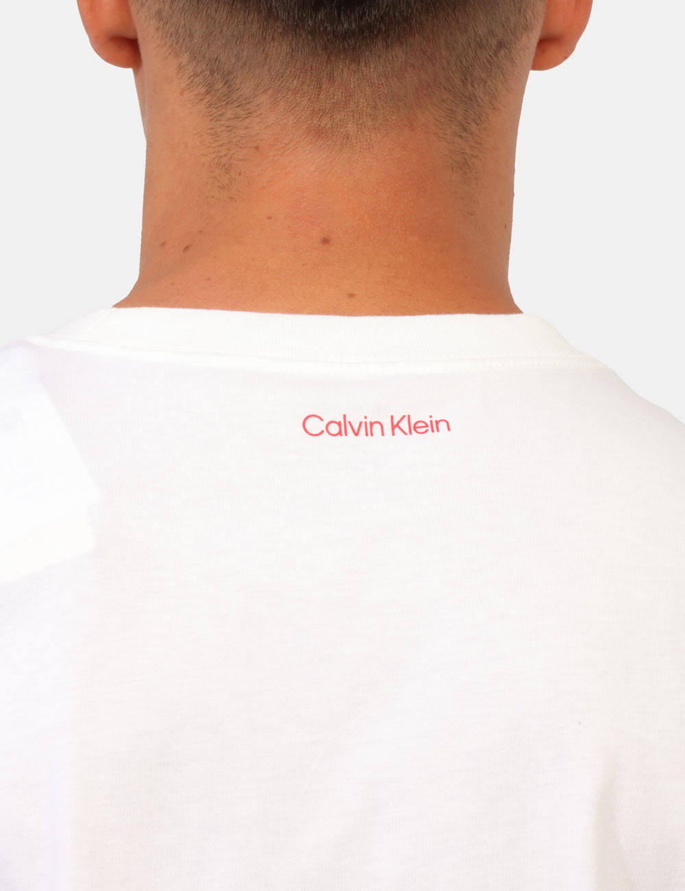 LV04RG815G_YAF_AI26_3 T-shirt Calvin Klein Bianca - T-shirt CALVIN KLEIN Bianca da uomo: essenzialità e stile in ogni stagione La T-shirt CALVIN K