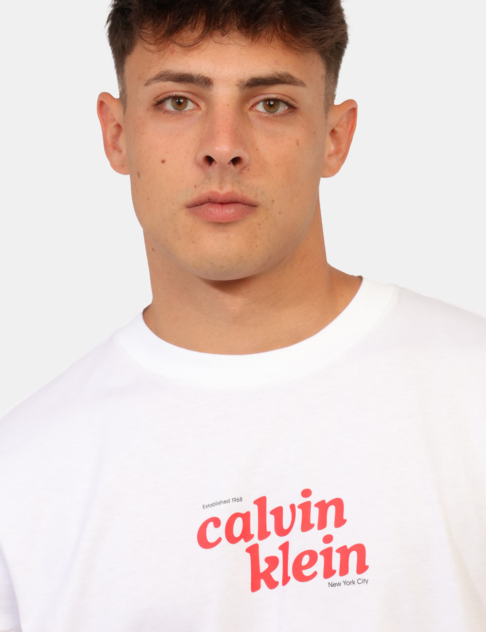LV04RG815G_YAF_AI26_4 T-shirt Calvin Klein Bianca - T-shirt CALVIN KLEIN Bianca da uomo: essenzialità e stile in ogni stagione La T-shirt CALVIN K