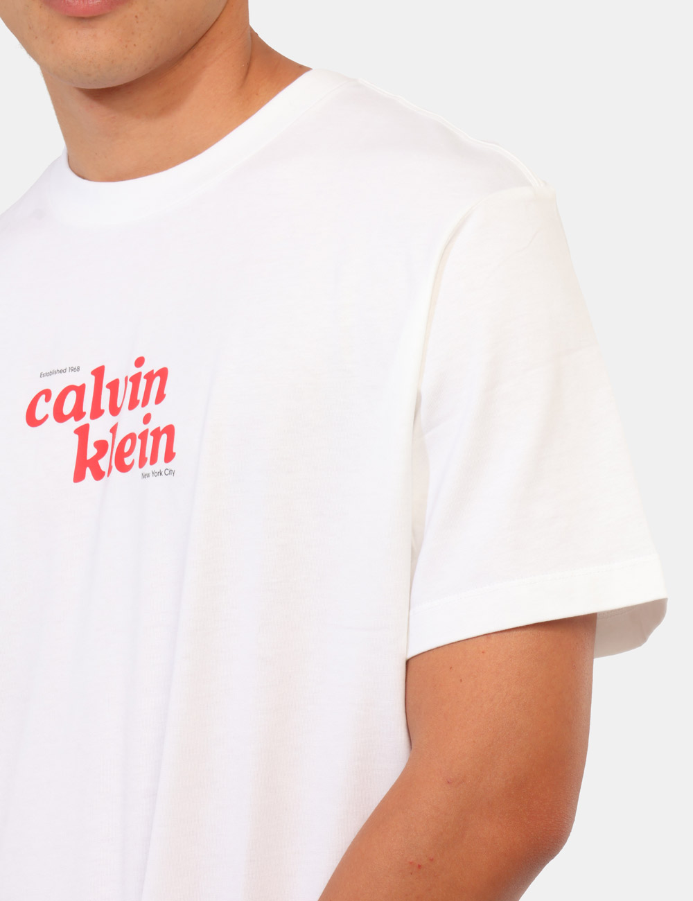 LV04RG815G_YAF_AI26_5 T-shirt Calvin Klein Bianca - T-shirt CALVIN KLEIN Bianca da uomo: essenzialità e stile in ogni stagione La T-shirt CALVIN K