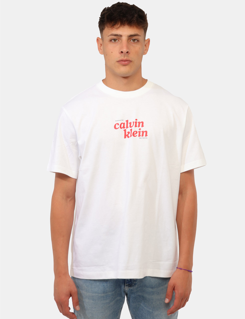 LV04RG815G_YAF_AI26_6 T-shirt Calvin Klein Bianca - T-shirt CALVIN KLEIN Bianca da uomo: essenzialità e stile in ogni stagione La T-shirt CALVIN K