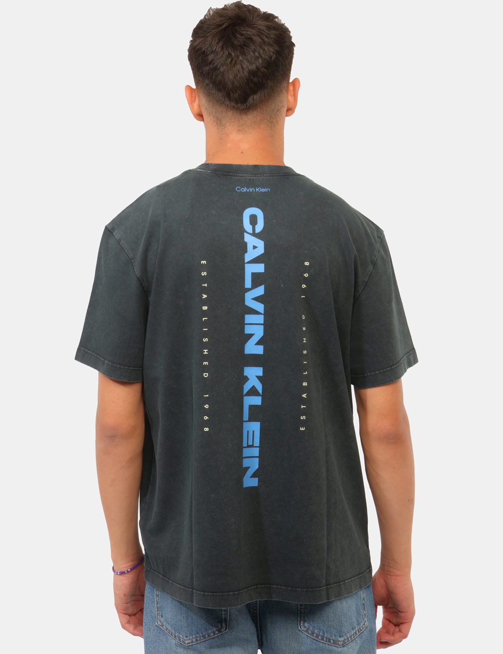LV04RG834G_UB1_AI26_2 T-shirt Calvin Klein Grigia - T-shirt CALVIN KLEIN Grigia da uomo: stile oversize e carattere contemporaneo La T-shirt CALVI