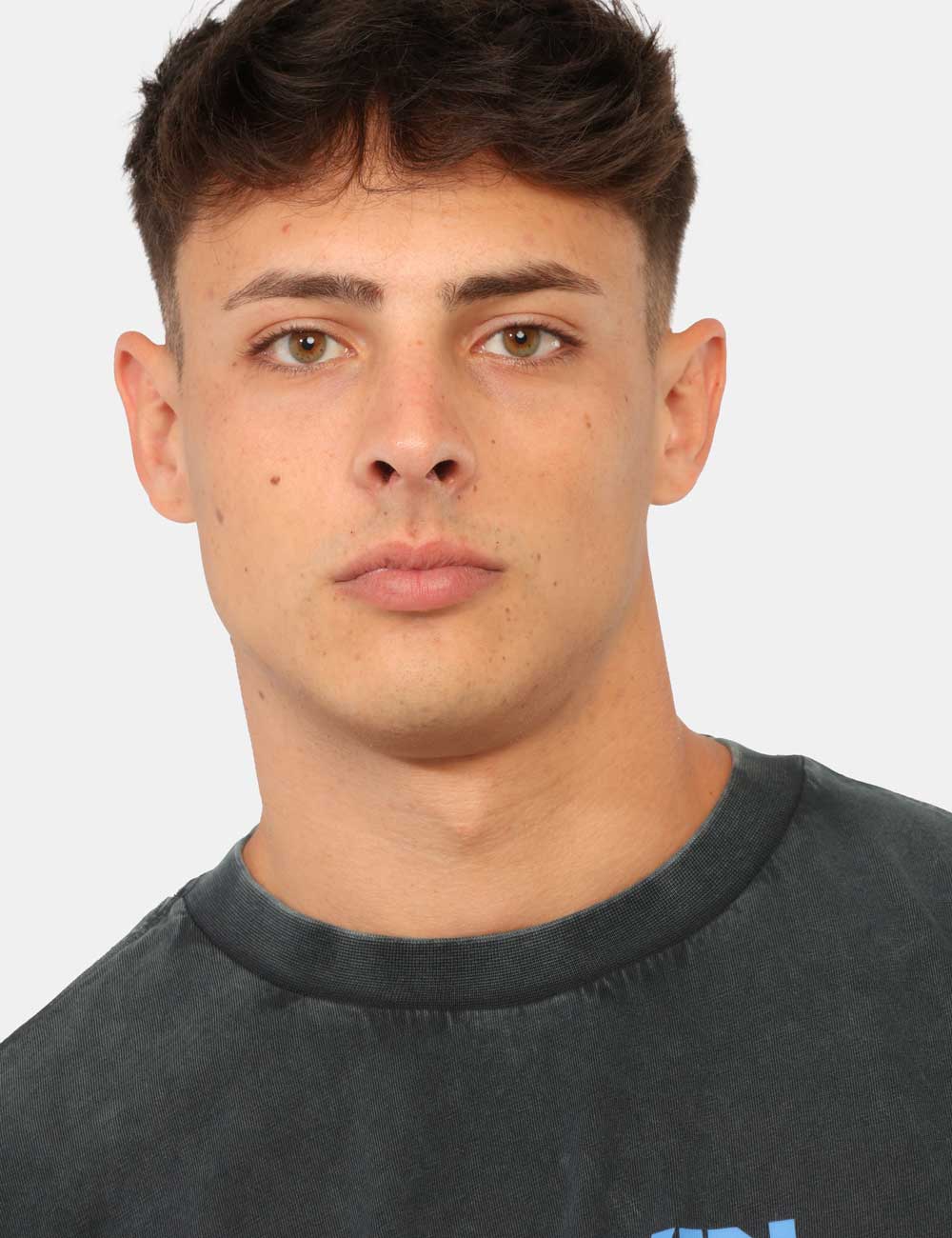 LV04RG834G_UB1_AI26_4 T-shirt Calvin Klein Grigia - T-shirt CALVIN KLEIN Grigia da uomo: stile oversize e carattere contemporaneo La T-shirt CALVI